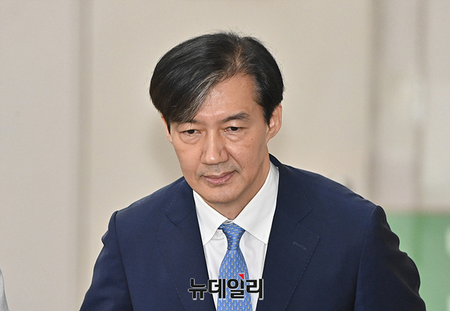 ▲ 조국 전 법무부 장관이 지난 7월 17일 오후 서울 서초구 고등법원에서 열린 자녀 입시비리 관련 항소심 공판에 출석하고 있다. ⓒ서성진 기자