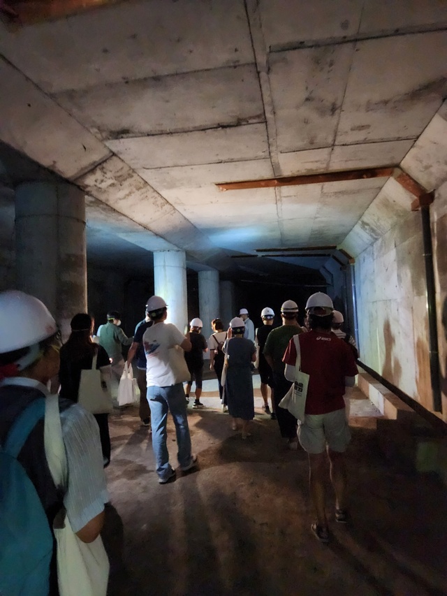 ▲ 서울시가 40년 만에 공개한 서울지하철 시청역과 을지로입구역 사이 지하 2층 미개방 공간을 8일 오후 시민들이 둘러보고 있다. ⓒ진선우 기자