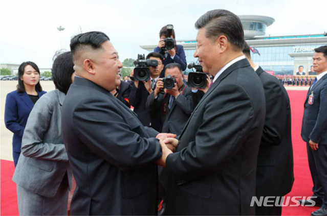▲ 북한 김정은·리설주 부부가 2019년 6월 21일 오후 평양국제비행장에서 국빈방문한 시진핑 중국 국가주석과 부인 펑리위안 여사를 환송했다. 또 이날 시진핑 내외를 태운 차가 숙소를 떠나 평양국제비행장에 이르는 도로에 평양시민들이 열렬히 환송했다며 노동신문이 22일 보도했다. ⓒ노동신문/뉴시스