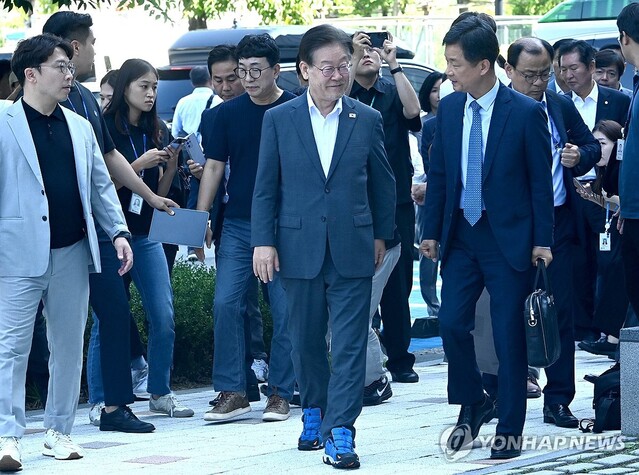 ▲ 더불어민주당 이재명 대표가 '쌍방울 그룹 대북 송금' 의혹 관련 피의자 신분으로 조사를 받기 위해 9일 오전 경기도 수원시 영통구 수원지방검찰청으로 출석하고 있다. ⓒ공동취재/연합뉴스