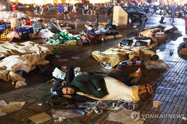 ▲ 겁에 질려 광장에 노숙하는 모로코 주민들. ⓒAFP 연합뉴스
