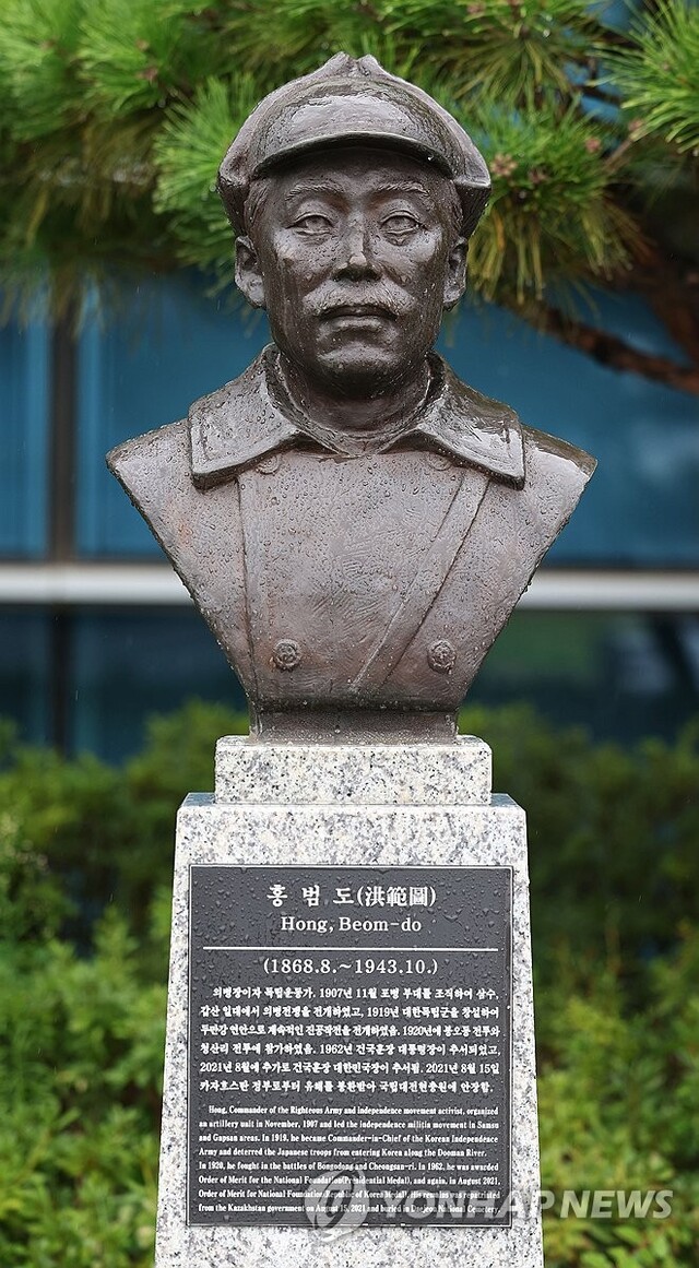 ▲ 육군사관학교에 있는 홍범도 흉상. 소련 볼셰비키군(적군) 군모와 외투, 권총 휴대용 멜빵이 재현되어 있다. 레닌으로부터 하사받은 권총을 차고 찍은 기념사진을 바탕으로 제작된 것으로 보인다. ⓒ뉴시스