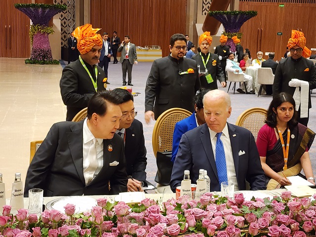 ▲ 윤석열 대통령과 조 바이든 미국 대통령이 9일 오후 인도 뉴델리에서 열린 G20 정상회의 갈라 만찬장에서 대화하고 있다. ⓒ대통령실 제공
