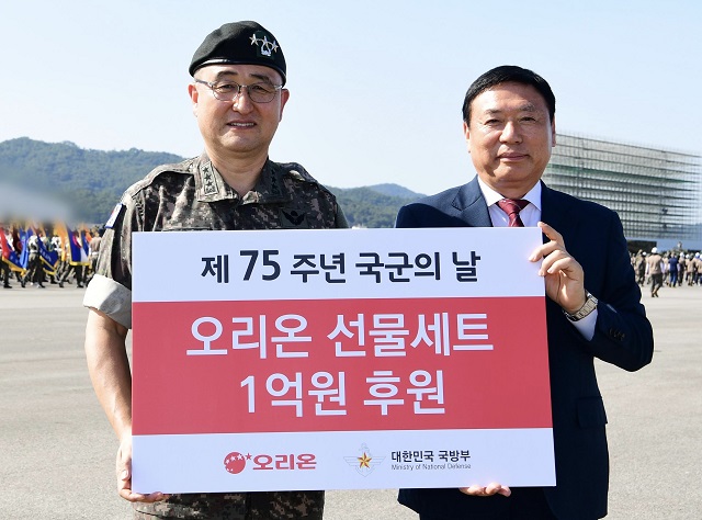 ▲ 왼쪽부터 박안수 국군의 날 행사 기획단장, 이승준 오리온 대표이사ⓒ오리온