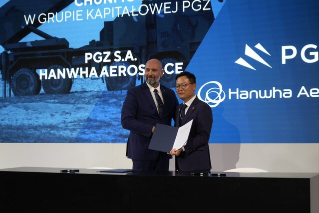 ▲ 손재일 한화에어로스페이스 대표(오른쪽)와 세브스찬 추와크 PGZ 회장이 MOU에 서명했다.ⓒ한화에어로스페이스