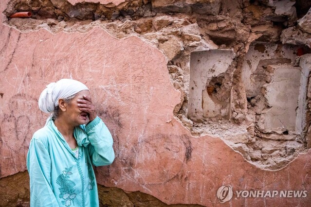 ▲ 지진에 무너진 자택 앞에서 우는 모로코 여인. ⓒ연합뉴스