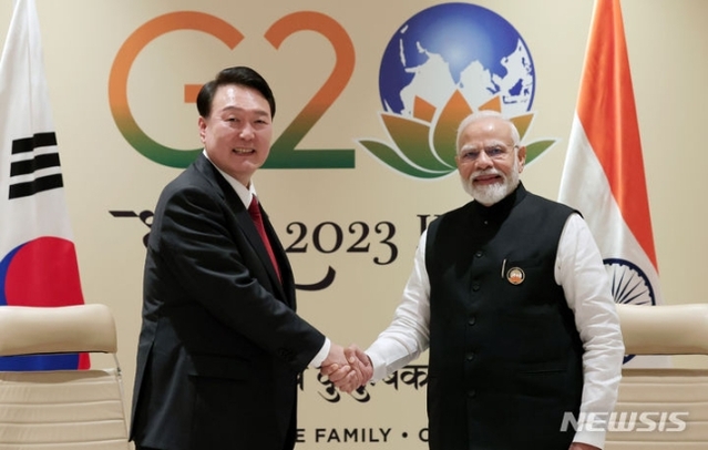 ▲ 윤석열 대통령이 10일(현지시간) 뉴델리 바라트 만다팜 국제컨벤션센터에서 열린 한-인도 정상회담에서 나렌드라 모디 인도 총리와 악수하고 있다. (공동취재) ⓒ뉴시스