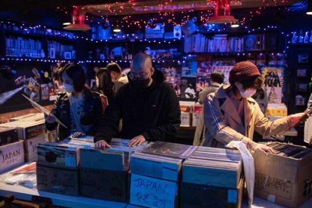 ▲ '2021 마포 바이닐 페스타'에서 참여자가 음반을 고르는 모습.ⓒ마포문화재단