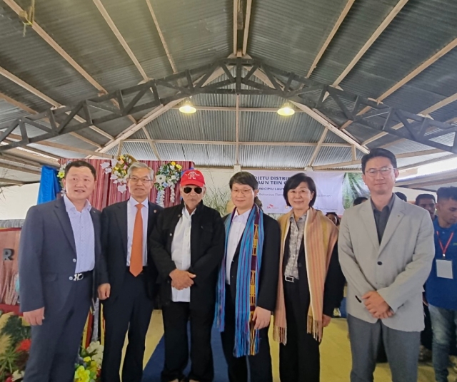 ▲ 지난 8일 SK임업과 NH투자증권이 동티모르 고효율 쿡스토브 20만대를 보급하기 위한 착수식을 열었다. (왼쪽부터) SK임업 유희석 부사장, 신만택 주동티모르한국대사, 호세 라모스 오르타 동티모르 대통령, SK임업 손대익 대표, 지구촌나눔운동 김혜경 이사장, NH투자증권 Client 솔루션 본부 박건후 대표. ⓒSK임업