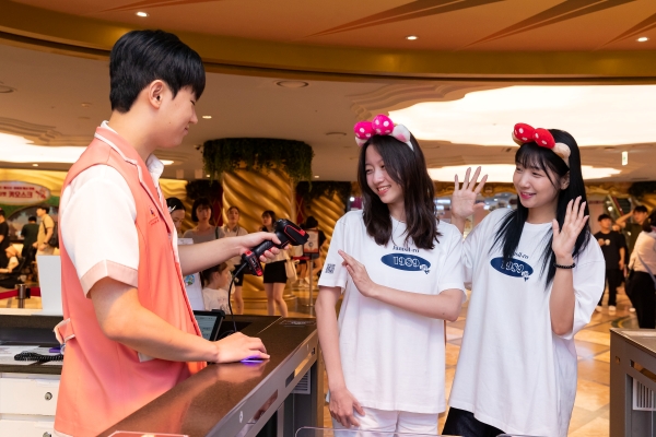 ▲ 롯데월드 어드벤처가 국내 테마파크 업계 최초로 ‘입는 티켓’을 출시했다. ⓒ롯데월드