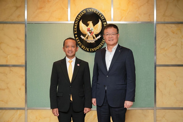 ▲ (왼쪽부터)바흘릴 라하달리아 인도네시아 투자부 장관과 KT&G 백복인 사장이 협약식 기념사진을 촬영하고 있다.ⓒKT&G