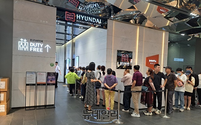▲ 8일 오후 찾은 현대백화점면세점 동대문점 모습. 단체관광객들이 엘리베이터를 타기 위해 길게 줄 서 있다.ⓒ조현우 기자