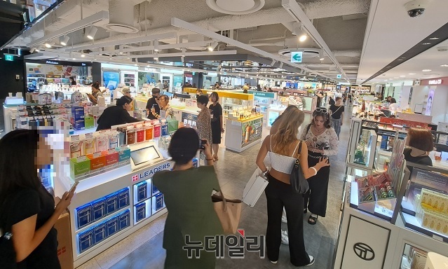 ▲ 코로나19 이후 가격을 꼼꼼하게 따지는 중국 단체관광객이 늘어나며 10만원 이하 객단가도 늘어났다.ⓒ조현우 기자