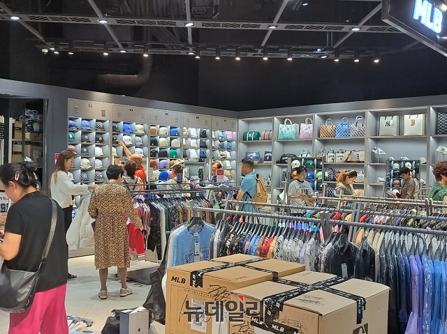 ▲ MBL 매장에 몰려있는 중국 단체관광객들의 모습. 이들이 구매한 제품이 박스 단위로 쌓여있다.ⓒ조현우 기자