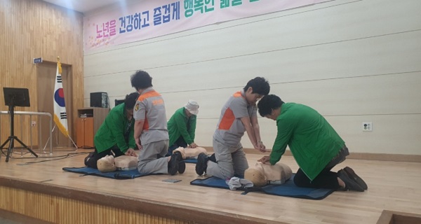 ▲ 충남 부여군 홍산면 여성의용소방대원들이 주민자치회 등을 찾아가 심폐소생술 등 안전교육을 하고 있다.ⓒ부여군