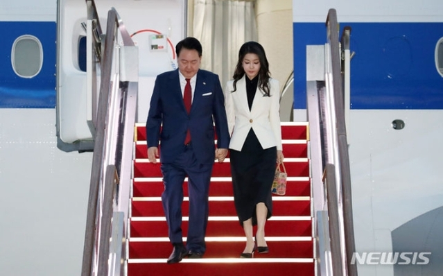 ▲ 인도네시아·인도 순방을 마치고 귀국한 윤석열 대통령과 부인 김건희 여사가 11일 경기도 성남 서울공항에 도착해 공군 1호기에서 내리고 있다. 2023.09.11. ⓒ뉴시스