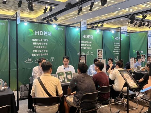 ▲ 지난 6일 서울 서대문구 연세대 백양누리에서 진행된 HD현대 캠퍼스 리쿠르팅에 참가자들이 채용 상담을 받고 있다. ⓒHD현대