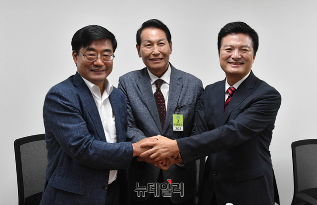 ▲ 국민의힘 강서구청장 보궐선거 예비후보인 김진선 서울 강서병 당협위원장, 김용성 전 서울시의원, 김태우 전 강서구청장이 11일 국회에서 열린 공천관리위원회 후보면접에 앞서 대기실에서 환담을 나누고 있다.ⓒ이종현 기자