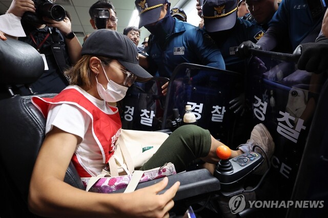 ▲ 전국장애인차별철폐연대(전장연) 회원들이 11일 오전 서울 지하철 2호선 시청역 승강장에서 지하철 탑승을 시도하고 있다. ⓒ연합뉴스