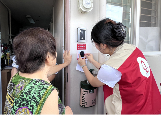 ▲ 롯데글로벌로지스 직원이 초인등을 달고 있다. ⓒ롯데글로벌로지스