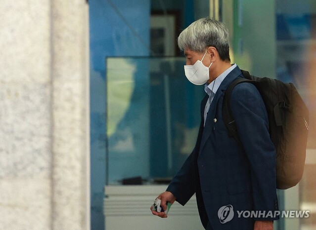 ▲ 학림 전 언론노조 위원장이 7일 오전 서초구 서울중앙지방검찰청에서 조사실로 향하고 있다. ⓒ연합뉴스