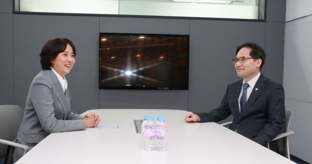 ▲ 이영 중소벤처기업부 장관(왼쪽)이 지난 3월21일 서울 용산구 서울창조경제혁신센터에서 한기정 공정거래위원회 위원장과 납품대금 연동제 현장 안착 공동 추진을 위한 간담회를 진행하고 있다. ⓒ연합뉴스