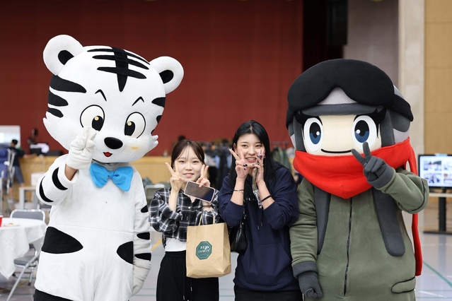 ▲ 사진은 ‘직업군인 바르게 알기’오픈 캠퍼스 참가자가 영진전문대 및 공군 캐릭터(양쪽)와 기념촬영을 하고 있다.ⓒ영진전문대