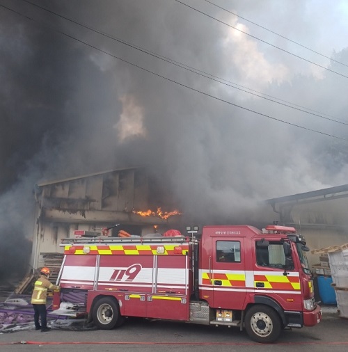 ▲ 11일 오후 1시 46분쯤 세종시 연서면 한 방수테이프 제작 공장에서 불이나 소방대원들이 진화작업을 하고 있다.ⓒ세종소방본부