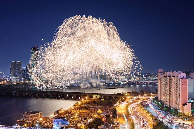 ▲ 지난 2022년 한화와 함께하는 서울세계불꽃축제에서 선보인 ㈜한화의 불꽃.ⓒ한화