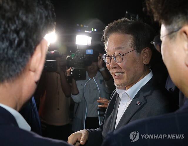 ▲ 이재명 더불어민주당 대표가 9일 오후 경기도 수원시 영통구 수원지방검찰청에서 '쌍방울 그룹 대북 송금' 의혹 관련 조사를 마친 후 나와 동료 의원들과 인사하고 있다. ⓒ연합뉴스