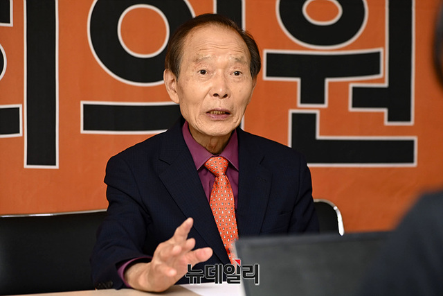 ▲ 장기표 특권폐지국민운동본부 상임대표(77)가 지난 8일 여의도 사무실에서 뉴데일리와 인터뷰하고 있는 모습. ⓒ서성진 기자