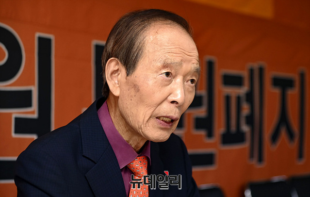 ▲ 장기표 특권폐지국민운동본부 상임대표(77)가 지난 8일 여의도 사무실에서 뉴데일리와 인터뷰하고 있는 모습. ⓒ서성진 기자