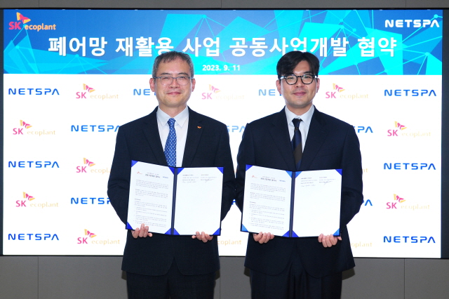 ▲ 이대혁 SK에코플랜트 글로벌에코BU 대표(좌측)와 정택수 넷스파 대표가 기념촬영을 하고 있다. ⓒSK에코플랜트