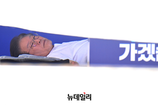 ▲ 단식 12일차인 이재명 더불어민주당 대표가 11일 오후 국회 본청 앞 단식투쟁천막에 누워있다. ⓒ이종현 기자