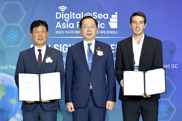 ▲ 이기동(왼쪽부터) HD현대글로벌서비스 대표와 조승환 해양수산부 장관, 파블로스 카라기안니디스(Pavlos Karagiannidis) EPS Head of IT가 MOU 체결 후 기념촬영을 하고 있다. ⓒHD현대글로벌서비스