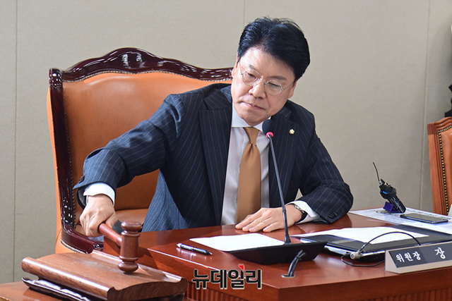 ▲ 장제원 과방위원장이 12일 오후 국회에서 열린 과학기술정보방송통신위원회 전체회의를 주재하고 있다. ⓒ이종현 기자
