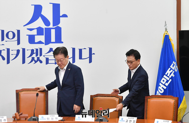 ▲ 이재명 더불어민주당 대표와 박광온 원내대표가 지난 8월, 국회에서 열린 최고위원회의에 참석하고 있다. ⓒ이종현 기자