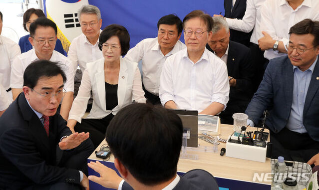 ▲ 태영호 국민의힘 의원이 지난 7일 오전 서울 여의도 국회 본청 앞 단식투쟁천막에서 단식투쟁 8일차인 이재명 더불어민주당 대표에게 항의 방문해 발언하고 있다. ⓒ뉴시스