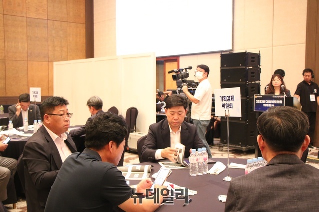 ▲ 박용선 부의장, 강만수 도의원이 의원 연수에 자리를 함께 하고 있다.ⓒ뉴데일리