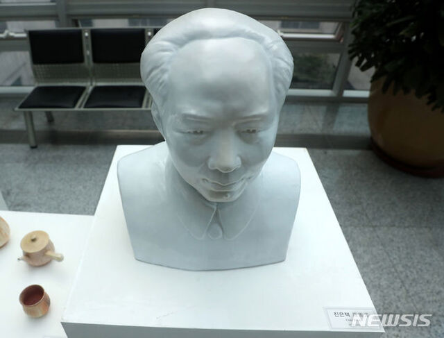 ▲ 12일 오전 서울 여의도 국회 의원회관에서 열린 '한중수교 31주년 기념 2023 한중 도예전'에 중국 모택동 흉상이 전시돼 있다. 받침대에는 한문과 영문으로 救世主 Savior(구세주)라고 적혀 있다. ⓒ뉴시스