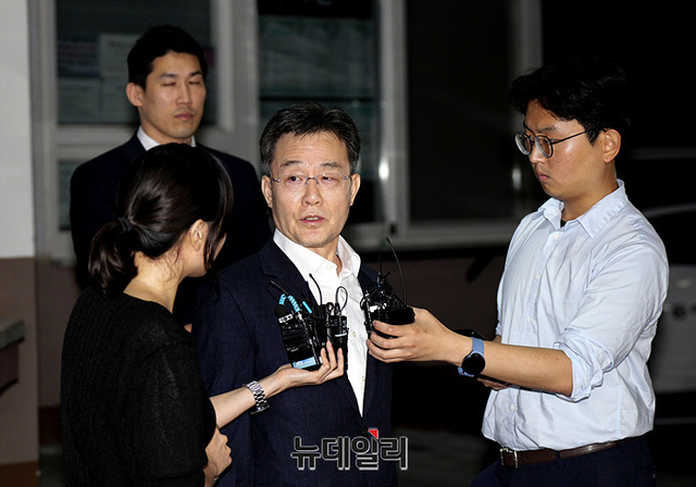 ▲ 화천대유자산관리 대주주 김만배씨가 7일 오전 구속기간 만료로 석방돼 서울구치소에서 나와 취재진 질문에 답하고 있다. ⓒ서성진 기자