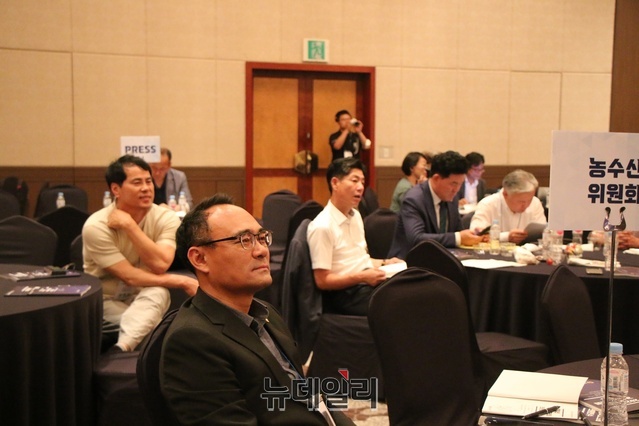 ▲ 황재철 경북도의회 예결특위 위원장이 의원연수에 참석해 행사를 함께 하고 있다.ⓒ뉴데일리