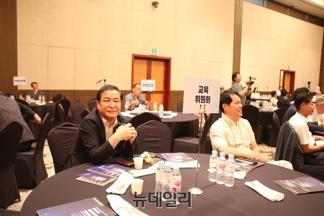 ▲ 박영서 경북도의회 부의장이 
의원연수에 참석해 특강을 지켜보고 있다.ⓒ뉴데일리