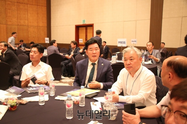 ▲ 왼쪽부터 차주식 의원, 윤승오 교육위원장, 권광택 의원, 김홍구 의원.ⓒ뉴데일리