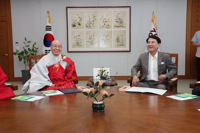 ▲ 한국불교 태고종 상진 총무원장이 12일 도청을 방문, 김진태 강원특별자치도지사에게 강원산림엑스포와 내년 강원 동계청소년올림픽지원을 약속했다.ⓒ강원특별자치도