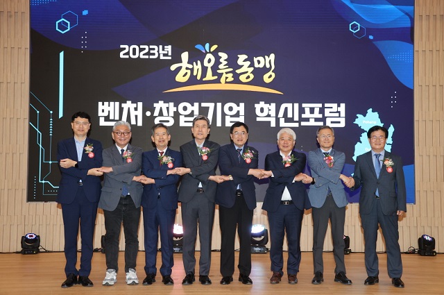 ▲ 왼쪽부터 홍승현 포항창조경제혁신센터장, 하상용 전국창조경제혁신센터 협의회장, 안효대 울산시 경제부시장, 이강덕 포항시장, 주낙영 경주시장, 백인규 포항시의회 의장, 배영호 포항테크노파크 원장, 장영균 포항벤처밸리기업협의회장.ⓒ포항시