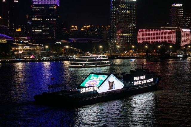 ▲ 삼성전자가 지난 8일 중국 상하이에서 LED로 제작된 약 70m 길이의 '갤럭시 Z 플립5' 조형물 선박을 제작하고 선상 마케팅을 진행했다. ⓒ삼성전자