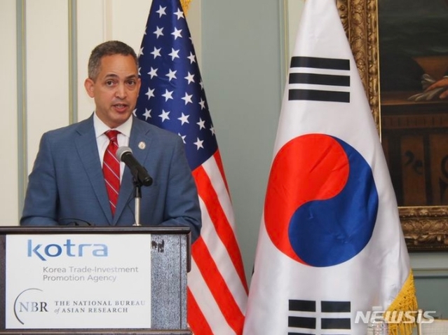 ▲ 돈 그레이브스 미 상무부 부장관은 12일(현지시간) 워싱턴 DC에서 코트라(KOTRA)가 개최한 한미 전략적 협력 포럼에 참석한 뒤 반도체 수출통제와 관련한 취재진 질문에 내주 서울을 방문해 관련 대화를 나눌 것이라고 밝혔다. (사진=워싱턴 공동취재단) ⓒ뉴시스