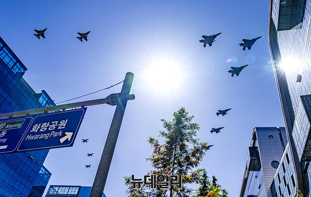 ▲ 제 75주년 국군의 날 축하비행 연습중인 항공기들이 지난 7일 오후 경기 성남시 판교 상공을 지나고 있다. ⓒ서성진 기자