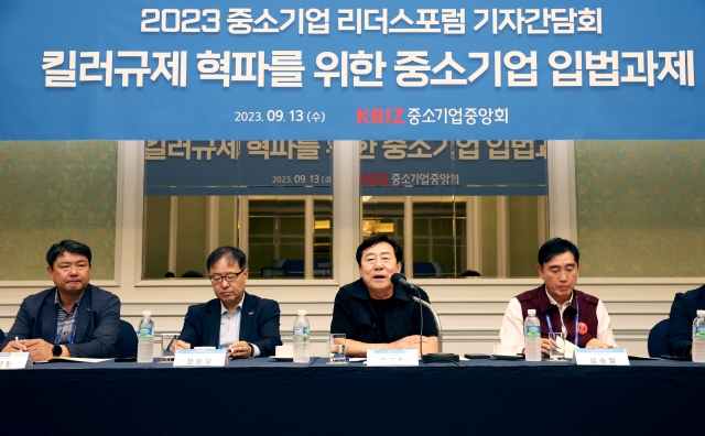 ▲ 김기문(가운데) 중소기업중앙회장이 13일 롯데호텔 제주에서 ‘2023 중소기업 리더스포럼 기자간담회’에서 질의에 답변하고 있다.ⓒ중기중앙회